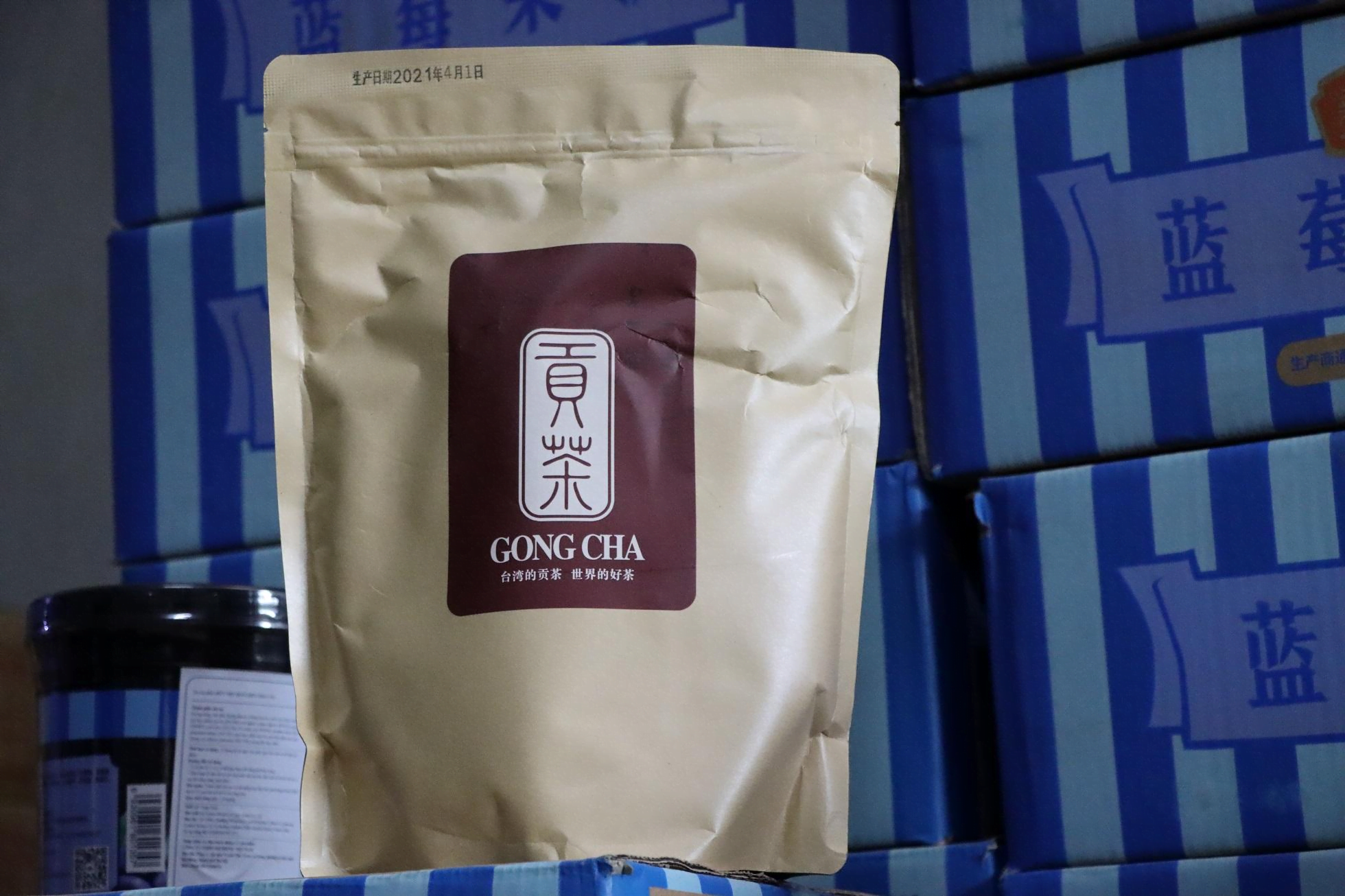 Sản phẩm mang thương hiệu trà sữa Gong Cha được phát hiện tại kho hàng. (Ảnh: Công an TP Hà Nội).
